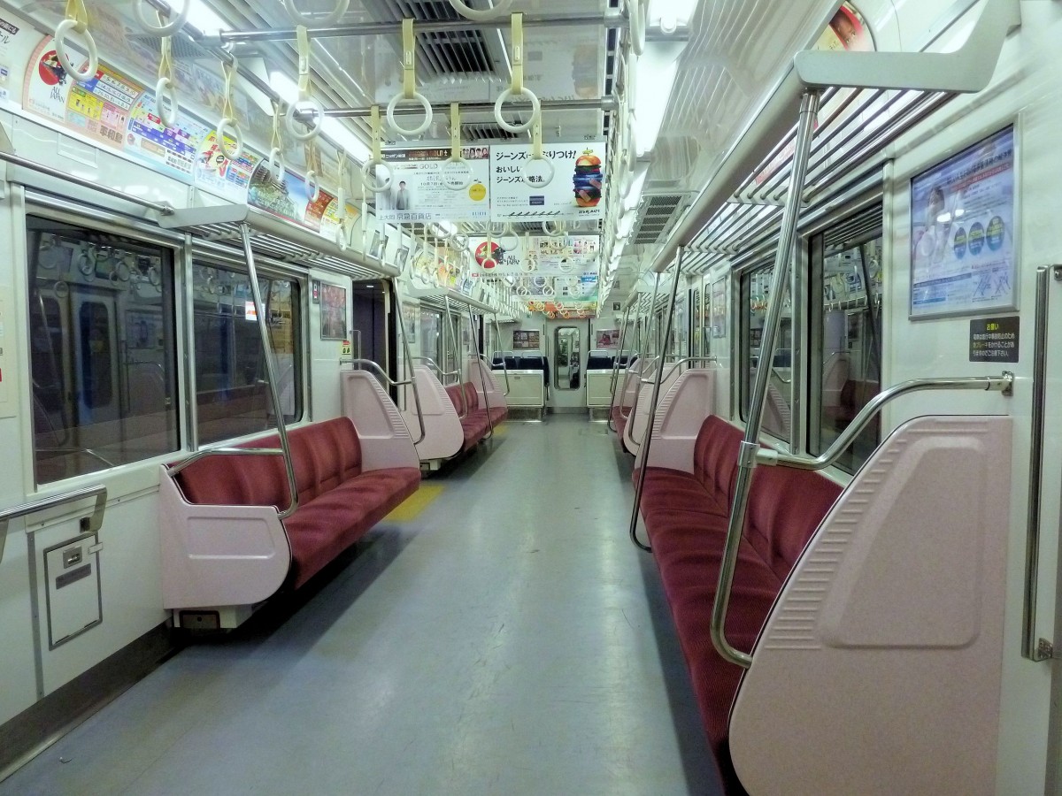 Die Fahrzeuge des Keihin Kyûkô-Konzerns, Serie 600: Blick ins Innere des Zugs 602. Ganz am Ende des Wagens gibt es zwei bequeme Sitzgruppen. 8.Oktober 2011. 