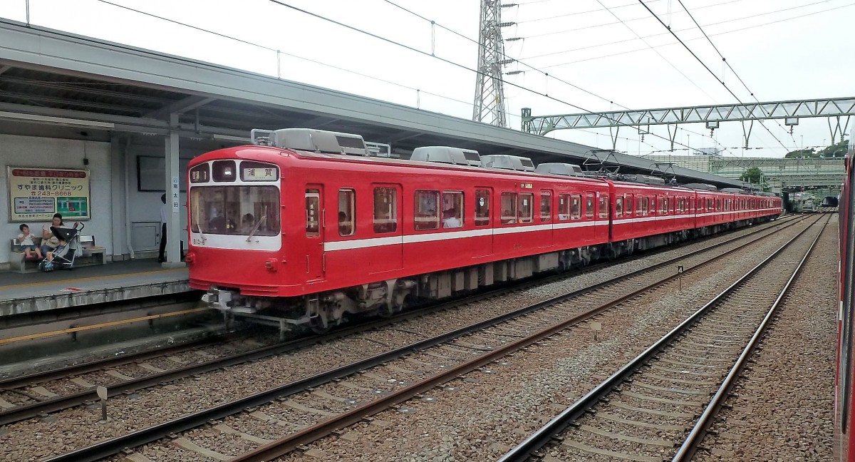 Die Fahrzeuge des Keihin Kyûkô-Konzerns, Serie 800: Längssitzwagen, 1978-1986 für Pendlerzüge in den Grossagglomerationen um Tokyo und Yokohama gebaut, zuerst als 3-Wagenzüge, dann zu 6-Wagenzügen ergänzt. Insgesamt 132 Wagen. Im Bild der 6-Wagenzug 813 in Minami Ôta im Einzugsgebiet von Yokohama, 25.Juni 2011.
