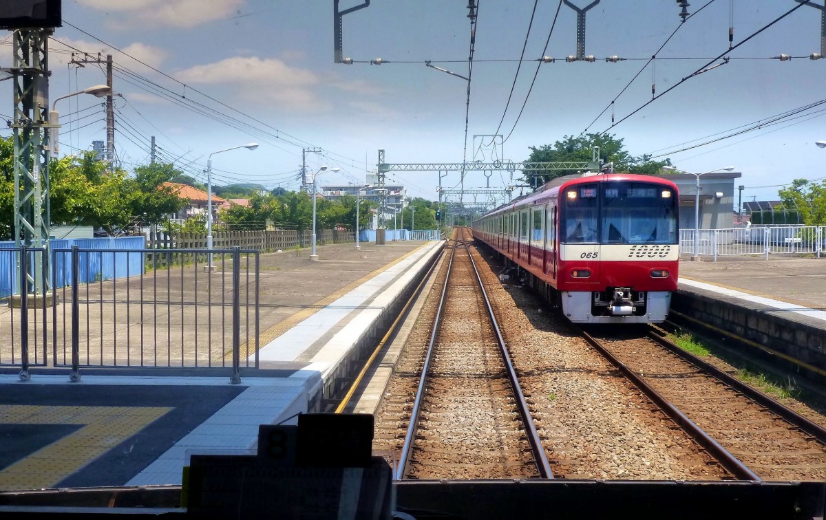 Die Fahrzeuge des Keihin Kyk-Konzerns, Serie 1000: Zwischen 2002 und 2012 gebaute Zge, die auch auf der U-Bahn (Stdtische U-Bahn Tokyo) verkehren und so weit in die Agglomeration nordstlich von Tokyo hinaus kommen. Lngssitze, die frheren Zge haben am Wagenende auch zwei bequeme Sitzplatzgruppen. Es gibt 20 8-Wagenzge, 23 4-Wagenzge und 5 6-Wagenzge. Bild: Weit draussen auf der Miura Halbinsel begegnet der 8-Wagenzug 1065, Miura Kaigan, 25.Juni 2011. (Durch die verglaste Fhrerstandrckwand eines Gegenzugs)  