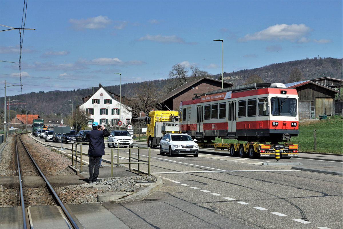 Die Fahrzeuge der Waldenburgerbahn verlassen ihre Heimat  während dem grössten Umbruch ihrer erfolgreichen Geschichte.
Mit grosser Wehmut erlebte ich am 8. April 2021 den sehr effizienten Verlad bei Bad Bubendorf, begleitet mit sehr vielen Fotografen von nah und fern sowie einem grossen Teil der ortsansässigen Bevölkerung. Für den Abtransport bis zum Auhafen bei Hüningen, wo die Waldenburgerli verschifft werden, standen zwei Sattelschlepper im permanenten Einsatz.
Ein weiteres Kapitel der Schweizer Bahngeschichte ist damit beendet.
Impressionen vom 8. März 2021.
Foto: Walter Ruetsch 
