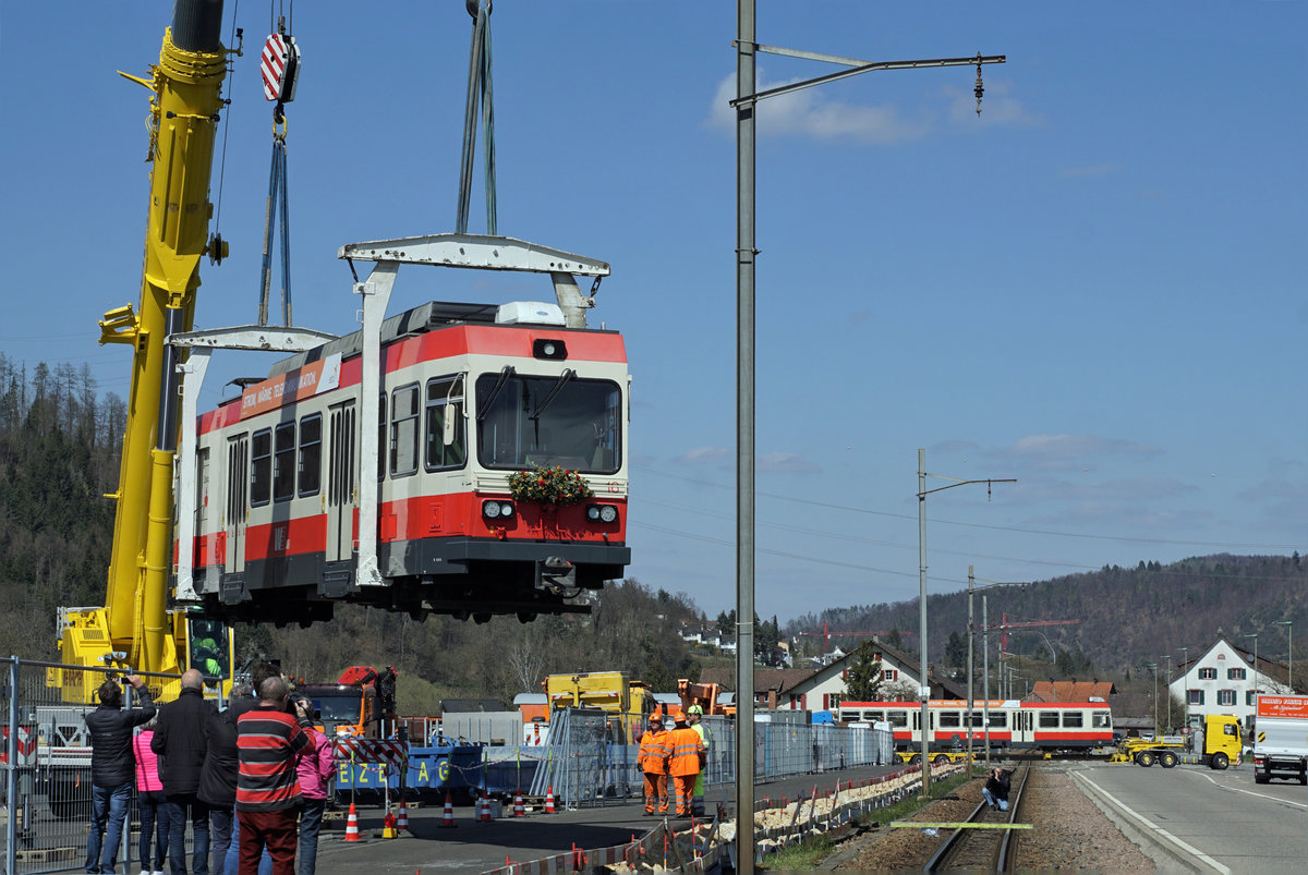 Die Fahrzeuge der Waldenburgerbahn verlassen ihre Heimat  während dem grössten Umbruch ihrer erfolgreichen Geschichte.
Mit grosser Wehmut erlebte ich am 8. April 2021 den sehr effizienten Verlad bei Bad Bubendorf, begleitet mit sehr vielen Fotografen von nah und fern sowie einem grossen Teil der ortsansässigen Bevölkerung. Für den Abtransport bis zum Auhafen bei Hüningen, wo die Waldenburgerli verschifft werden, standen zwei Sattelschlepper im permanenten Einsatz.
Gleichzeitig verlassen Züge der WB die Geleise auf dem  LUFTWEG  sowie auf der  STRASSE .
Ein weiteres Kapitel der Schweizer Bahngeschichte ist damit beendet.
Impressionen vom 8. März 2021.
Foto: Walter Ruetsch 