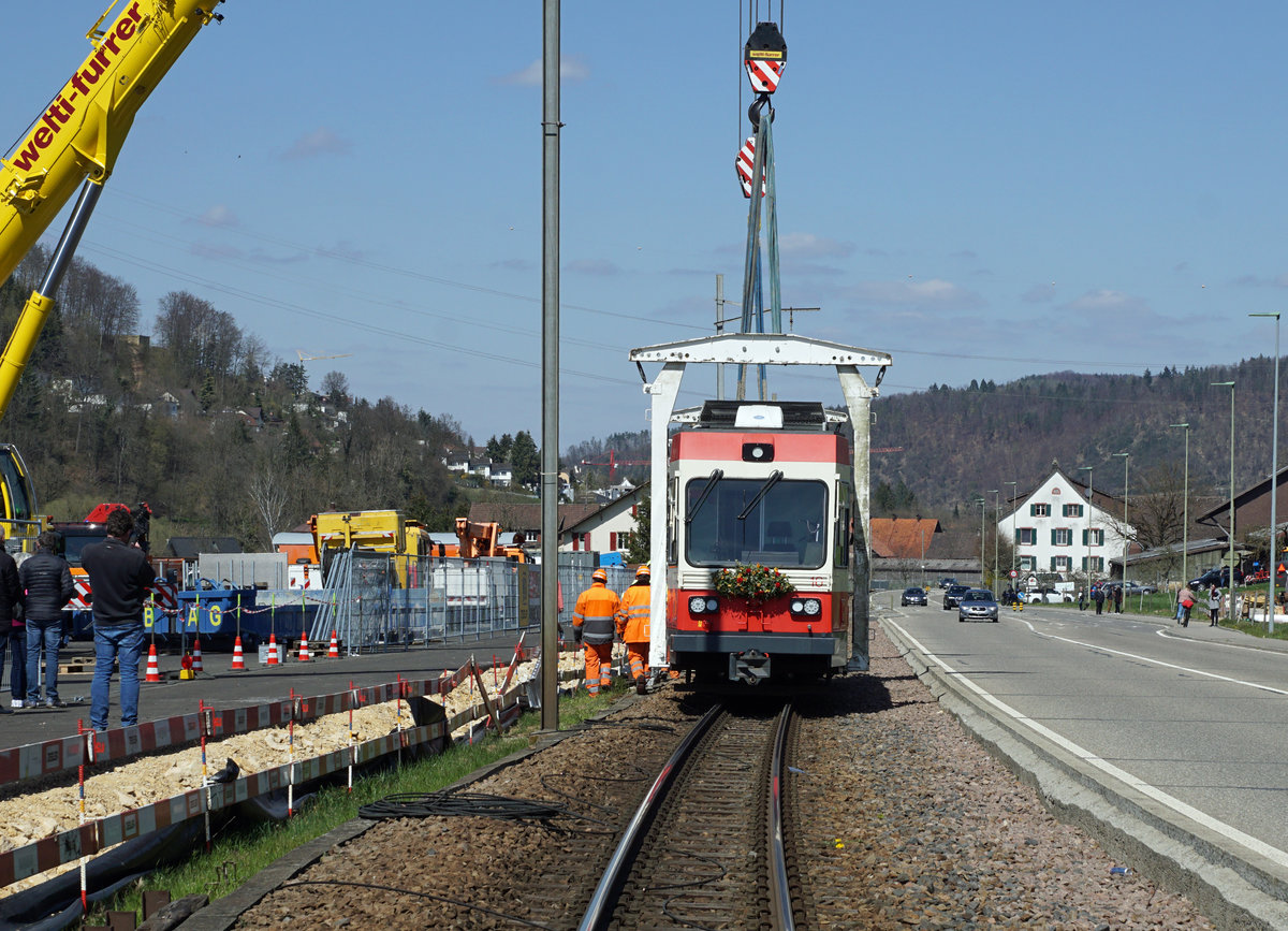 Die Fahrzeuge der Waldenburgerbahn verlassen ihre Heimat  während dem grössten Umbruch ihrer erfolgreichen Geschichte.
Mit grosser Wehmut erlebte ich am 8. April 2021 den sehr effizienten Verlad bei Bad Bubendorf, begleitet mit sehr vielen Fotografen von nah und fern sowie einem grossen Teil der ortsansässigen Bevölkerung. Für den Abtransport bis zum Auhafen bei Hüningen, wo die Waldenburgerli verschifft werden, standen zwei Sattelschlepper im permanenten Einsatz.
Ein weiteres Kapitel der Schweizer Bahngeschichte ist damit beendet.
Impressionen vom 8. März 2021.
Foto: Walter Ruetsch 