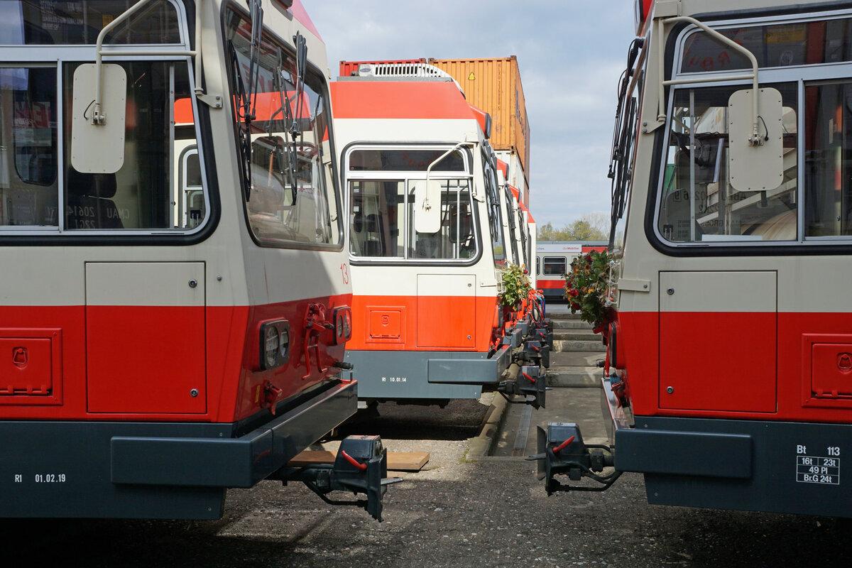 Die Fahrzeuge der Waldenburgerbahn verlassen ihre Heimat während dem grössten Umbruch ihrer erfolgreichen Geschichte. Mit grosser Wehmut verabschiedete ich mich zum letzten Mal zusammen mit meinem Kollegen François  am 17. April 2021 von den kleinen roten WALDENBURGERLI.  Auf dem grossen provisorischen Parkplatz bei Bad Bubendorf sowie im  Auhafen bei Hüningen warteten sie auf die Verschiffung nach Bratislava.  Ein weiteres Kapitel der Schweizer Bahngeschichte ist damit beendet.
Foto: Walter Ruetsch
