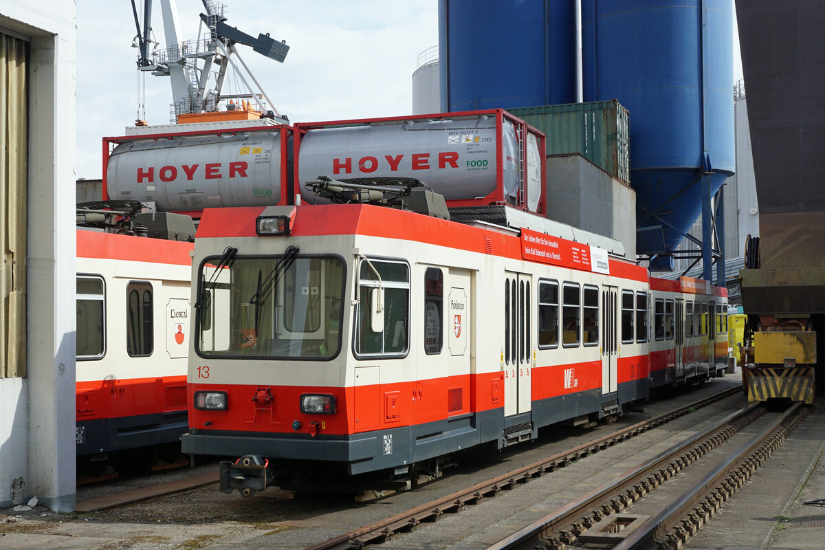 Die Fahrzeuge der Waldenburgerbahn verlassen ihre Heimat während dem grössten Umbruch ihrer erfolgreichen Geschichte. Mit grosser Wehmut verabschiedete ich mich zum letzten Mal zusammen mit meinem Kollegen François  am 17. April 2021 von den kleinen roten WALDENBURGERLI.  Auf dem grossen provisorischen Parkplatz bei Bad Bubendorf sowie im  Auhafen bei Hüningen warteten sie auf die Verschiffung nach Bratislava.  Ein weiteres Kapitel der Schweizer Bahngeschichte ist damit beendet.
Foto: Walter Ruetsch