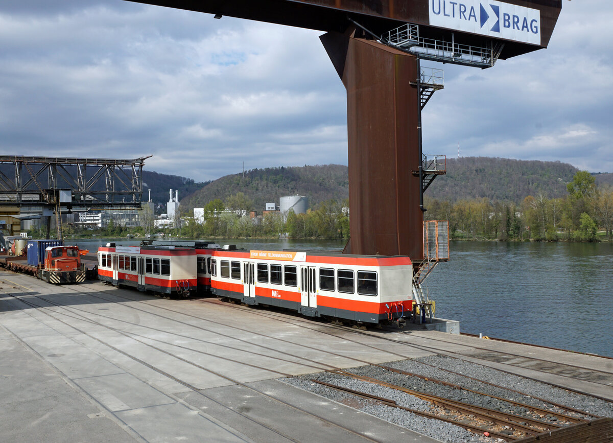 Die Fahrzeuge der Waldenburgerbahn verlassen ihre Heimat während dem grössten Umbruch ihrer erfolgreichen Geschichte. Mit grosser Wehmut verabschiedete ich mich zum letzten Mal zusammen mit meinem Kollegen François  am 17. April 2021 von den kleinen roten WALDENBURGERLI.  Auf dem grossen provisorischen Parkplatz bei Bad Bubendorf sowie im  Auhafen bei Hüningen warteten sie auf die Verschiffung nach Bratislava.  Ein weiteres Kapitel der Schweizer Bahngeschichte ist damit beendet.
Foto: Walter Ruetsch