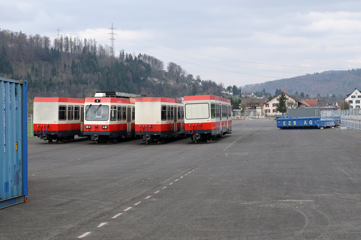 Die Fahrzeuge der Waldenburgerbahn verlassen ihre Heimat während dem grössten Umbruch ihrer erfolgreichen Geschichte. Mit grosser Wehmut verabschiedete ich mich zum letzten Mal zusammen mit meinem Kollegen François  am 17. April 2021 von den kleinen roten WALDENBURGERLI.  Auf dem grossen provisorischen Parkplatz bei Bad Bubendorf sowie im  Auhafen bei Hüningen warteten sie auf die Verschiffung nach Bratislava.  Ein weiteres Kapitel der Schweizer Bahngeschichte ist damit beendet.
Foto: Walter Ruetsch 

