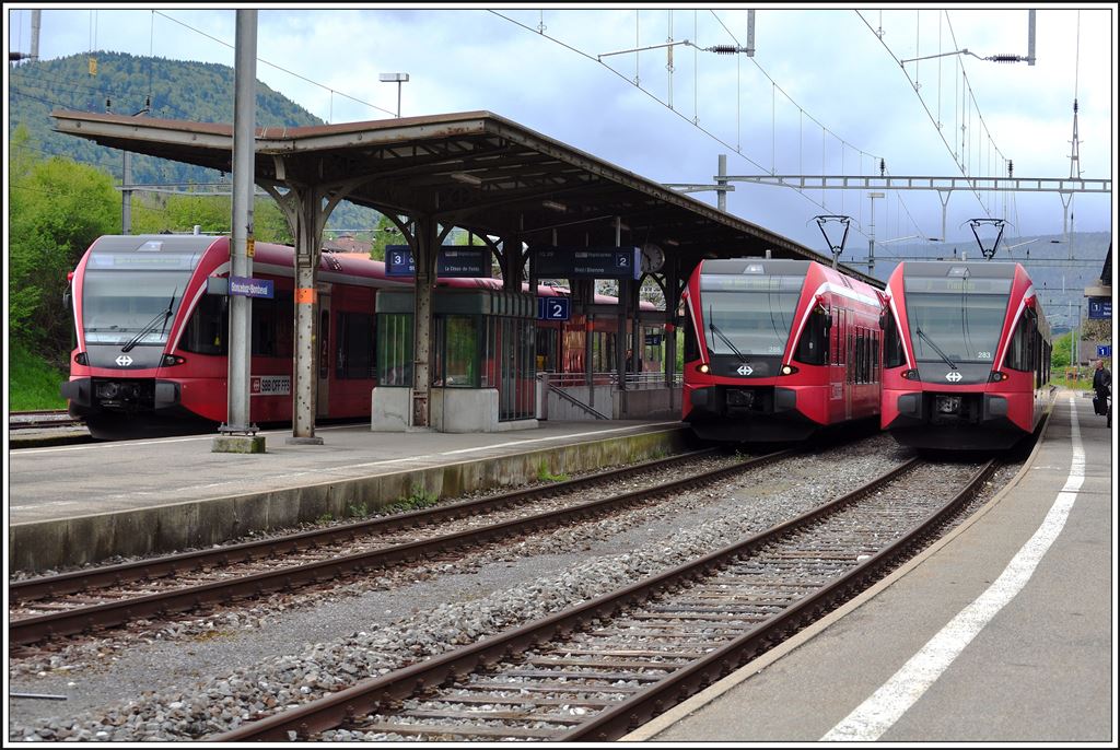 Die Fahrzeugvielfalt in Sonceboz-Sombeval ist leider Vergangenheit. Die Stadler GTW beherrschen das Bild. GTW 280 RE2864 nach La Chaux-de-Fonds, GTW 286 RE 2863 nach Biel/Bienne und GTW 283 R5228 nach Moutier. (12.05.2014)
