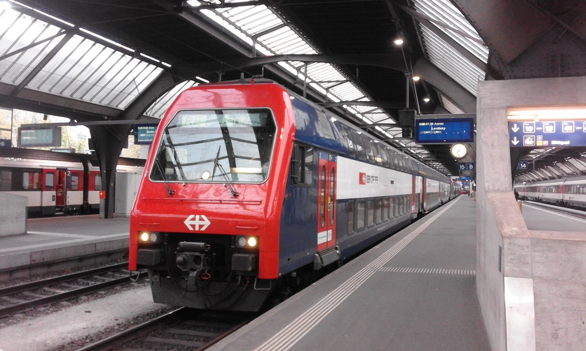 Die Familie fährt in die Frühlingsferien, der Vater bleibt zu Hause! So geschehen im Frühling 2017. Um die Reise verträglicher zu machen, wurde die Familie von mir mit dem Auto nach Zürich gefahren. Die Zeit bis zur Abfahrt reichte, um einige morgendliche Impressionen zu sammeln.
Ein Zug der S-Bahn Zürich, mit einer Re 450 als Schublok, steht auf Gleis 15 als Regioexpress nach Aarau bereit.

Zürich HB, 11.04.2017 