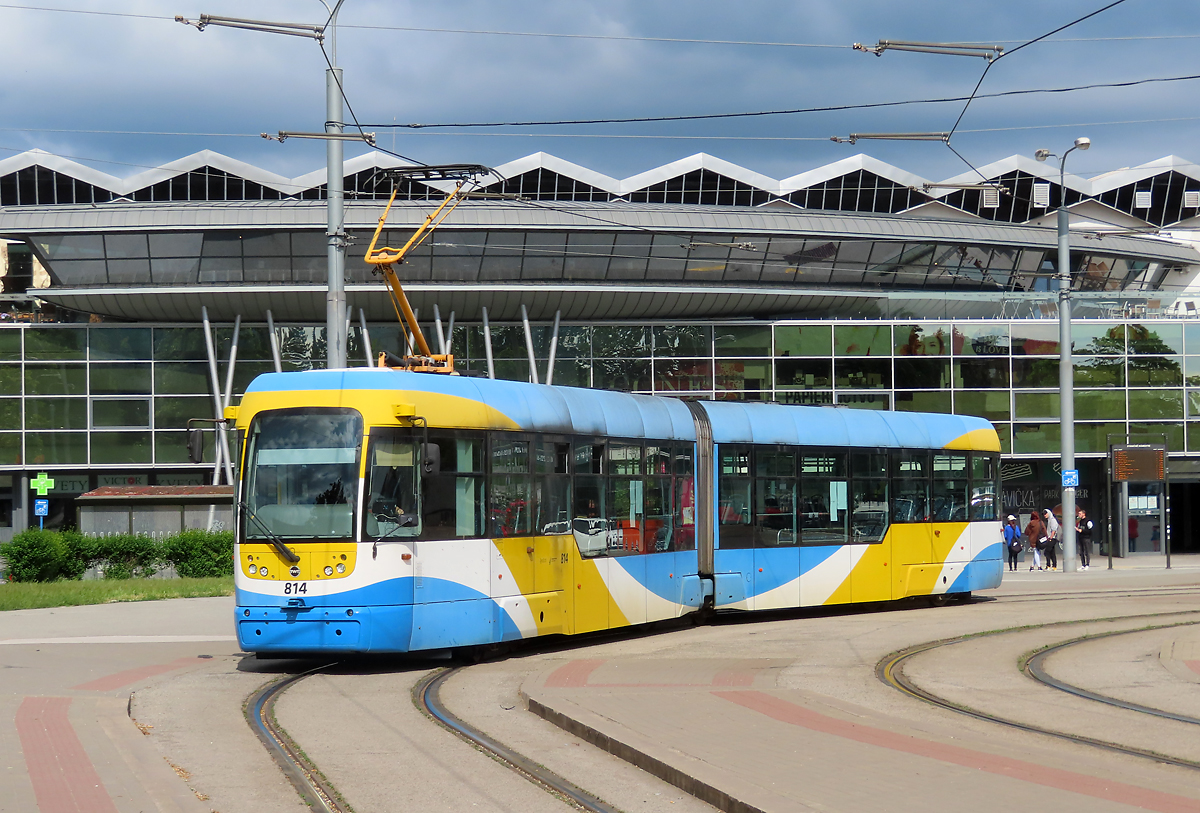 Die farbenprächtige Strassenbahn wartet beim Bahnhof in Kosice auf die Abfahrtszeit. Kosice, 13.6.2023