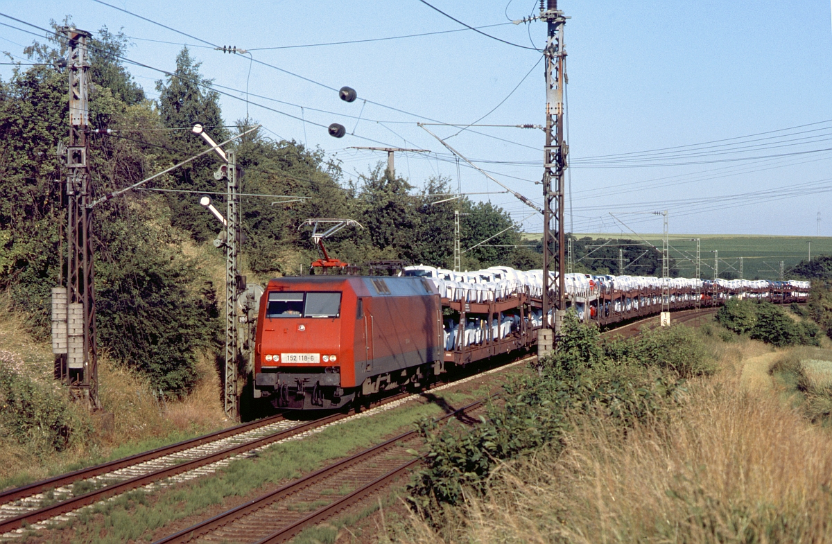 Die Farbgebung einiger 152 war in ihrer ersten Einsatzzeit ziemlich unvorteilhaft und gewöhnungsbedürftig. Im April 2006 passiert 152 118 von Hanau kommend das Einfahrsignal von Friedberg.