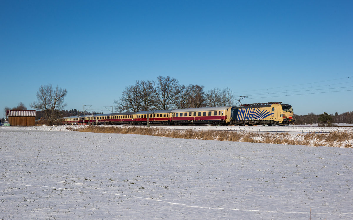 Die farblich zumindest auf einer Seite passende 193 777 von Lokomotion durfte im Dezember einen TEE zum Wörthersee bringen, am 29. Dezember 2017 ist sie zwischen Prien und Bernau unterwegs.