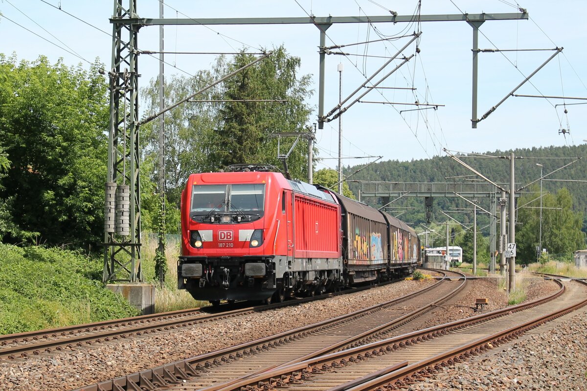 Die fast noch nagelneue DB Cargo-187 210-0 am 17.6.2022 mit einem Güterzug bei der Durchfahrt durch den Bahnhof von Orlamünde in Richtung Saalfeld (Saale)