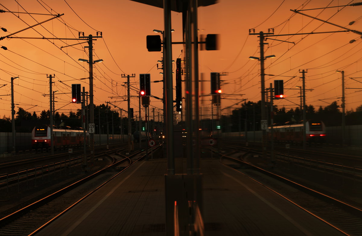 Die fast täglichen Gewitter zaubern Zeitweise Wunderbare Stimmungen in den Himmel. 
So auch am Abend des 6.Juli 2017 in Werndorf. 
Ein Cityjet verlässt in diesem Moment den Bahnhof in Richtung Graz.