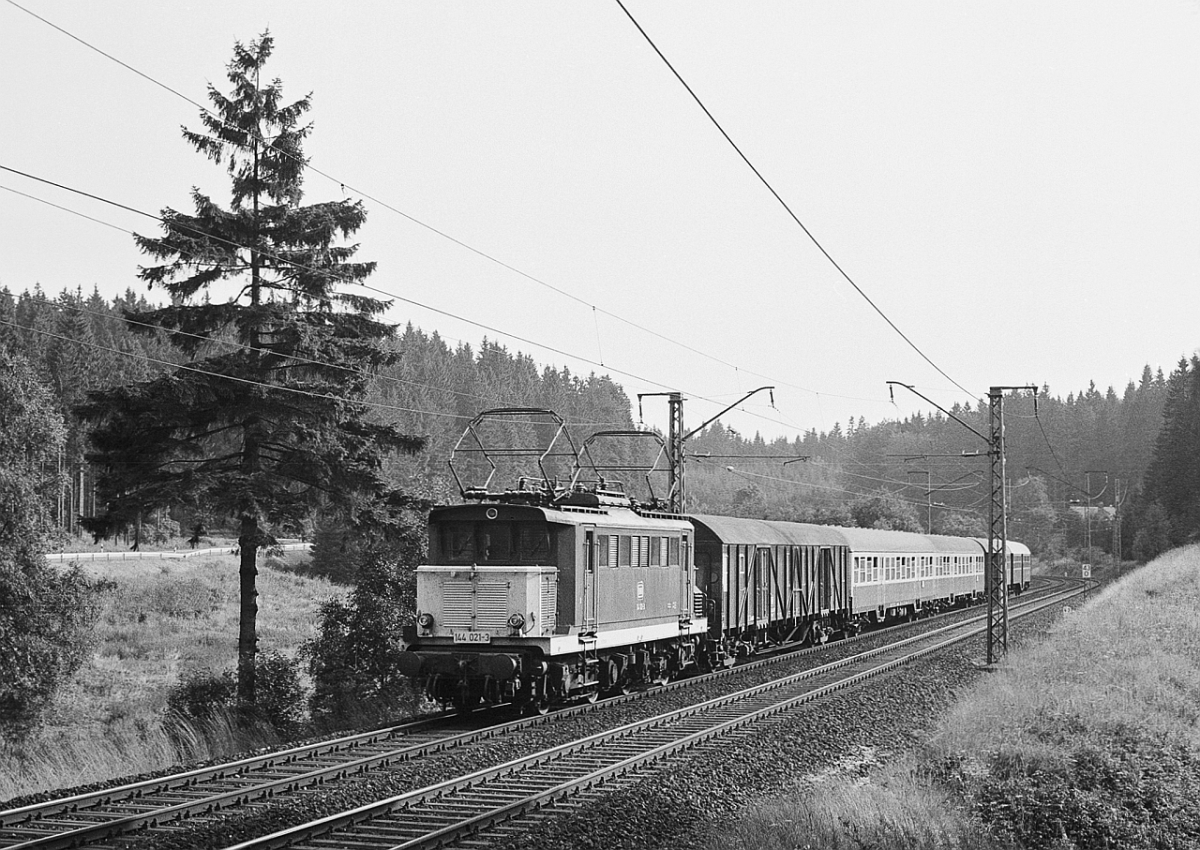 Die  fehlfarbene  144 021 im August 1983 zwischen Steinbach am Wald und Ludwigsstadt.