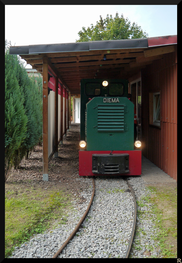 Die Feldbahnlok DS30 am selbstgebauten berdachten Bahnsteig der Historischen Eisenbahn Mannheim und wartet auf die nchste Rundfahrt ber das kleine Schienennetz. (28. September 2013)