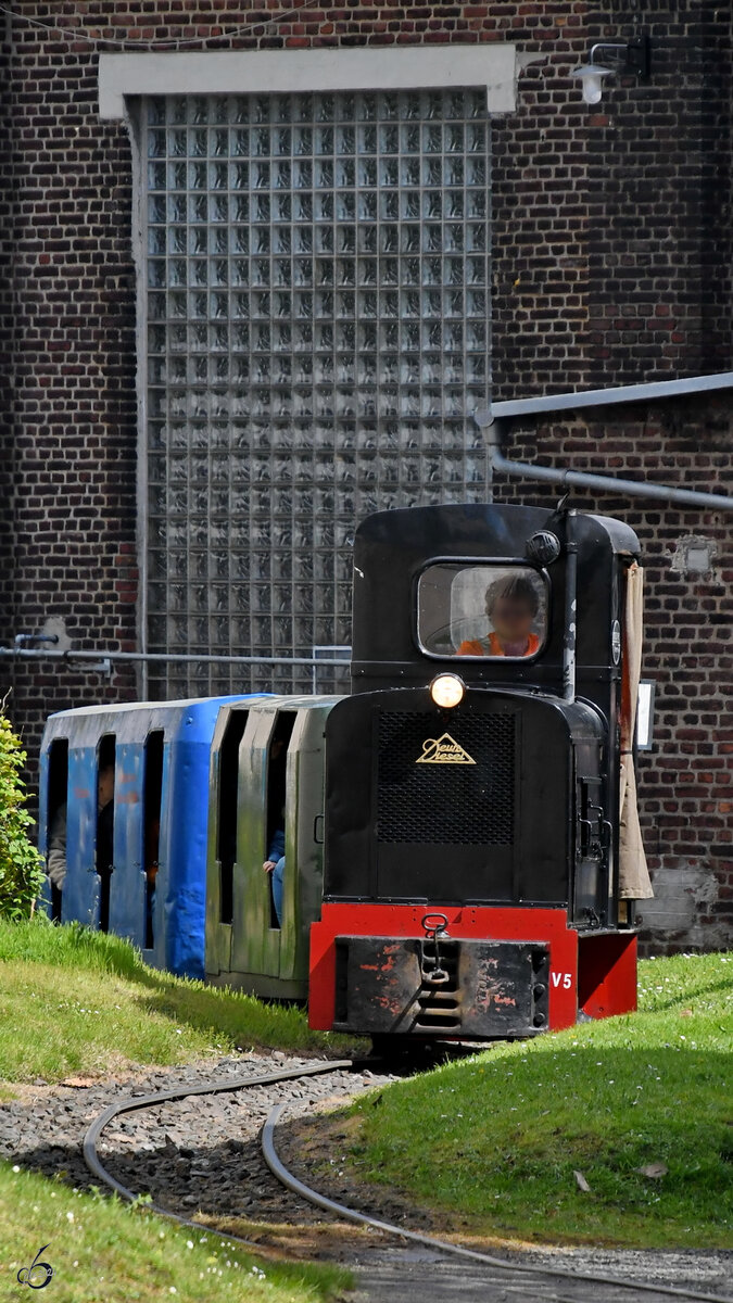 Die Feldbahnlokomotive 36107 vom Typ OMZ 117 F aus dem Jahr 1941 zog Mitte April 2024 einen Zug durch den hinteren Teil des Eisenbahnmuseums in Bochum.