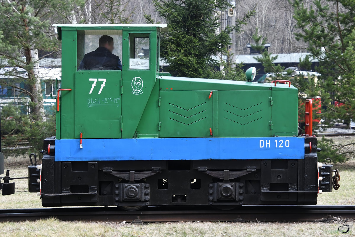 Die Feldbahnlokomotive DH 120  77  in Aktion. (Eisenbahnmuseum Lužná u Rakovníka, April 2018)