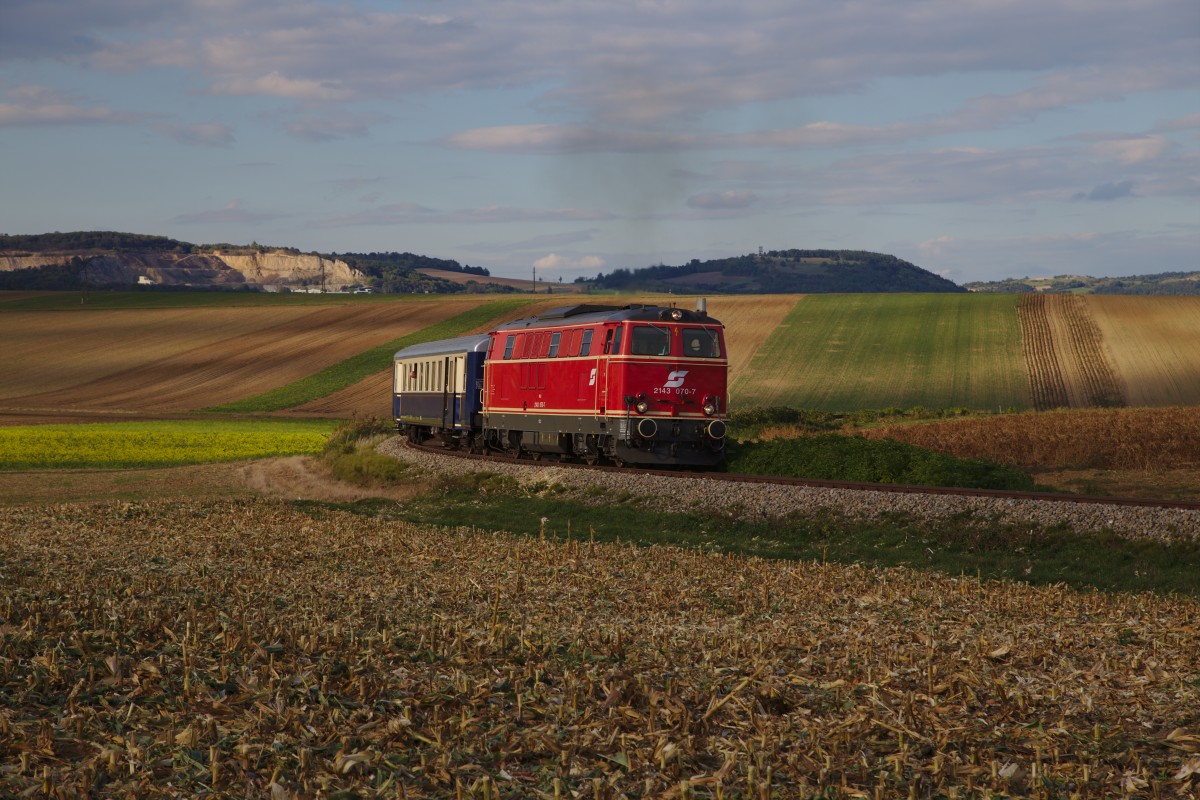 Die Felder sind bereits alle abgeenrtet, als die 2143 070 den 150 Grad Gleisbogen zwischen Ernstbrunn und Simonsfeld-Naglern befährt. (20.09.2015)