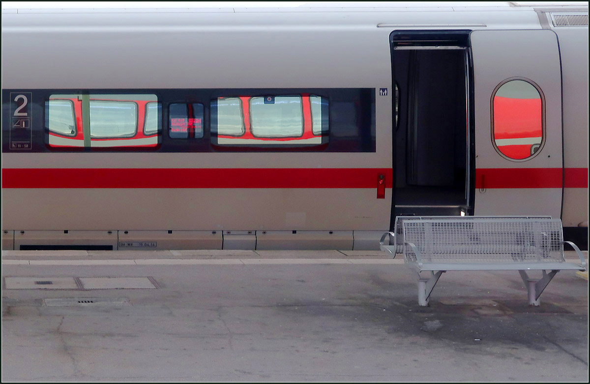 Die Fenster in den Fenstern -

Blick aus einem DOSTO hinüber zum ICE.

Stuttgart-Hauptbahnhof, 03.09.2017 (M)