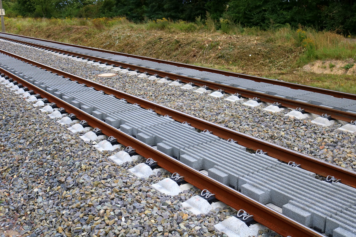 Die  Feste Fahrbahn  auf der Bahnstrecke Berlin–Halle (KBS 250) zwischen Bitterfeld und Halle war damals revolutionär, aber schon oft ein Problemfall. Nach dem Ausbau des Teilstücks in den 1990er-Jahren war dies mit 160 km/h durchgängig befahrbar.
2012 wurde der Betrieb dann untersagt, weil die in Fester Fahrbahn verlegten Y-Stahlschwellen so stark durchrosteten, dass die Gleislagestabilität in Gefahr war. Vor der vollständigen Sperrung konnten nur 30 km/h erreicht werden. Es erfolgte der Rück- und Neubau der Fahrbahn bis Mitte 2017, so auch in Hohenthurm (wie hier zu sehen), wo die Feste Fahrbahn der Bauart Walter durch eine neue Feste Fahrbahn mit mehrlagiger Asphaltschicht ersetzt wurde. Geplant ist ebenso seit Langem, die Strecke für 200 km/h befahrbar zu machen. Die Arbeiten dafür sollen noch in diesem Jahr enden. [9.9.2017 | 16:17 Uhr]