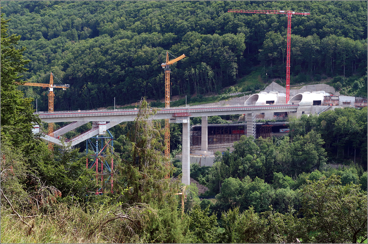 Die Filstalbahnbrücke -

... der Neubaustrecke Stuttgart - Ulm. Ausblick vom Naturschutzgebiet Sterneck oberhalb von Wiesensteig auf die Brückenbaustelle. Rechts ragen die beiden Tunnelröhren (Portale Todsburg) des Steinbühltunnels aus dem Berg.

10.08.2021 (M)