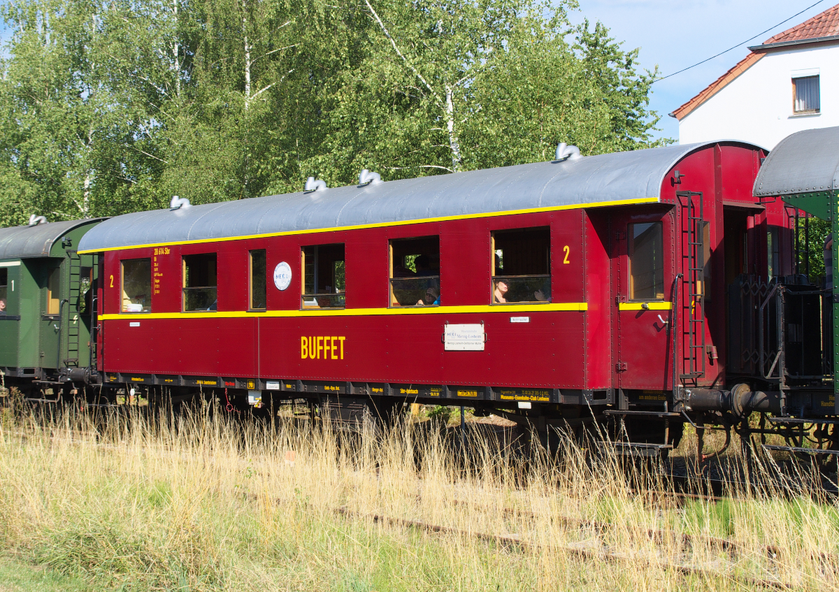 Die Firma Fuchs in Heidelberg baute den heutigen Buffet Wagen des MECL als Bauzugwagen im Jahr 1930 als Bi 29 28614 Stg. 2001 kam der Wagen nach Losheim zum MECL und wurde zum Buffetwagen umgebaut. 01.08.2015 im Bahnhof Bachem.