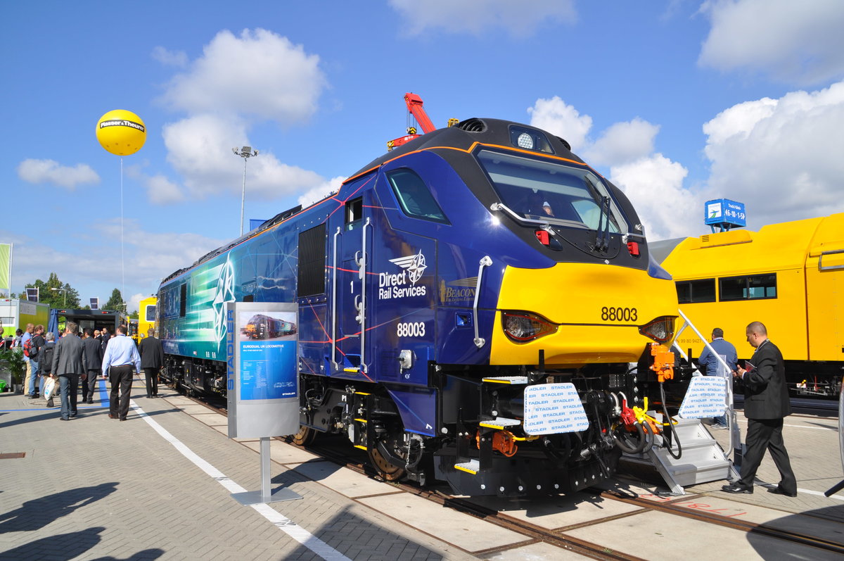 Die Firma Stadler präsentiert auf der Inno-Transam 21.09. 2016 dies Eurodual Lok