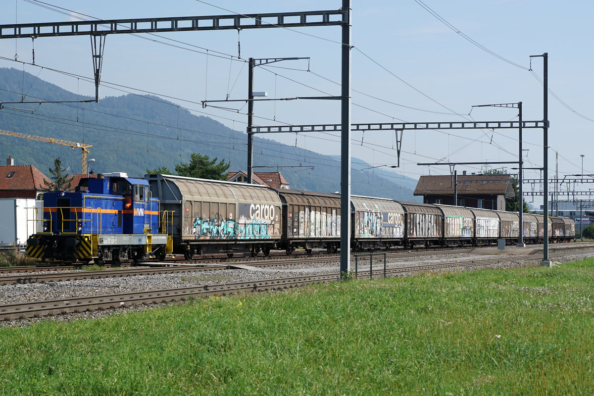 Die firmeneigene Rangierlok 98 85 5237 822-6CH-MVNAG der MIGROS in Oberbuchsiten auf Rangierfahrt am 28. August 2019.
Foto: Walter Ruetsch