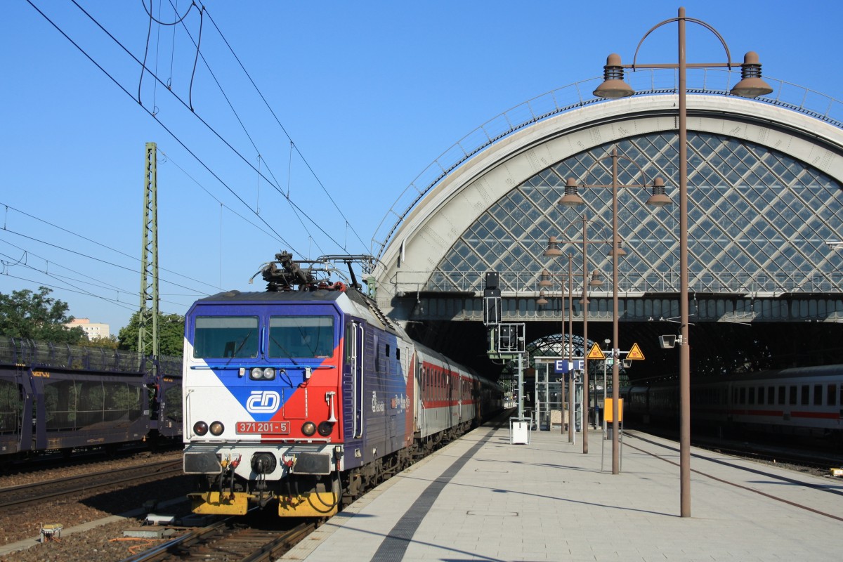 Die  Flagge  371 201 zieht ihren CNL459 Zürich - Prag am Morgen des 11. Juli 2015 aus dem Dresdner Hbf.