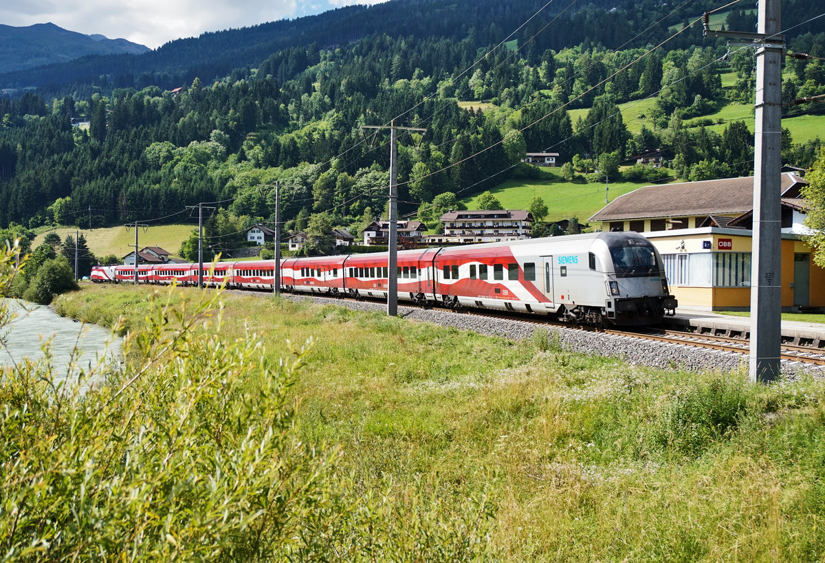 Die  Flagge  unterwegs als railjet 632 (Lienz - Wien Hbf), am 7.7.2016 bei der Durchfahrt in Berg im Drautal.
Schublok war 1116 249-4.