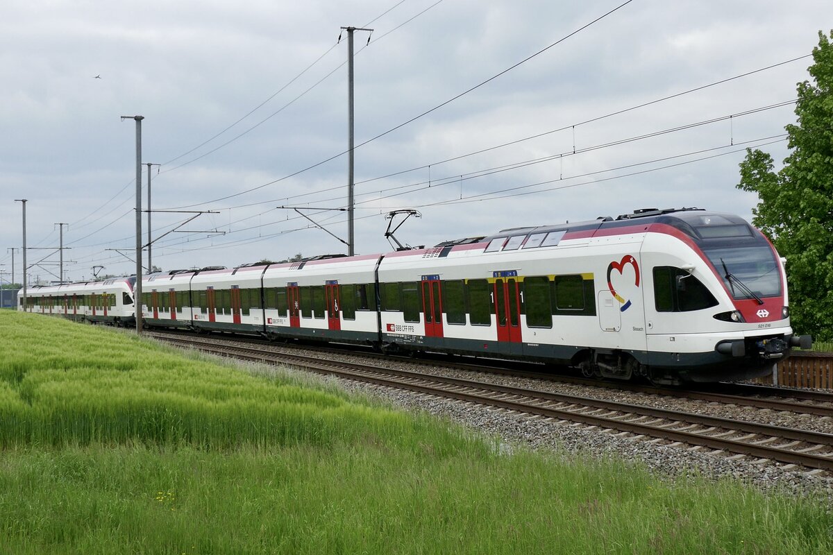 Die Flirt RABe 521 016  Sissach  mit dem RABe 523 055 am 18.5.23 unterwegs zur Abstellung im Bahnhof Bassersdorf.