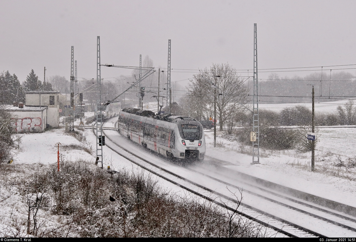 Die Flocken werden immer dicker, als 9442 601 (Bombardier Talent 2) hier im Nachschuss den Hp Zscherben auf Gleis 2 durchfährt und gleich der RB75 begegnet.

🧰 Abellio Rail Mitteldeutschland GmbH
🚝 RE 74711 (RE9) Eichenberg–Halle(Saale)Hbf [+5]
🚩 Bahnstrecke Halle–Hann. Münden (KBS 590)
🕓 3.1.2021 | 14:51 Uhr