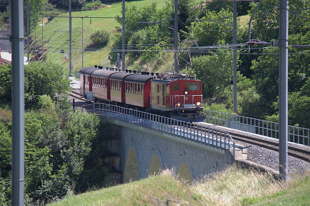 Die FO 36, �ber 80 Jahre alt, zieht am 04.07.2026 den Jubil�umszug, im Rahmen der Feierlichkeiten zu 100 Jahre Furka-Oberalp-Bahn, vom Oberalppass her Richtung Diesentis. Aufgenommen habe ich das Bild auf der Br�cke nach der Station Dieni.
