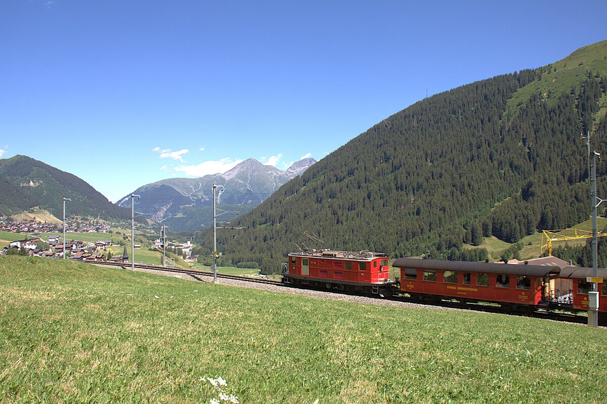 Die FO 36, �ber 80 Jahre alt, zieht am 04.07.2026 den JubNil�umszug, im Rahmen der Feierlichkeiten zu 100 Jahre Furka-Oberalp-Bahn, von Andermatt her zum Oberalppass. Aufgenommen habe ich das Bild in der Surselva kurz vor Rueras. 
Die im Zug verwendeten Wagen geh�ren der DFB.
Jahrzehntelang zogen diese Lokomotiven den langsamsten Schnellzug der Welt, den Glacier-Express. In der langen Zeit wurde daf�r verschiedenstes Wagenmaterial verwendet. Bis zur Einf�hrung der Triebwagen bef�rderten diese Maschinen auch die Personenz�ge.
