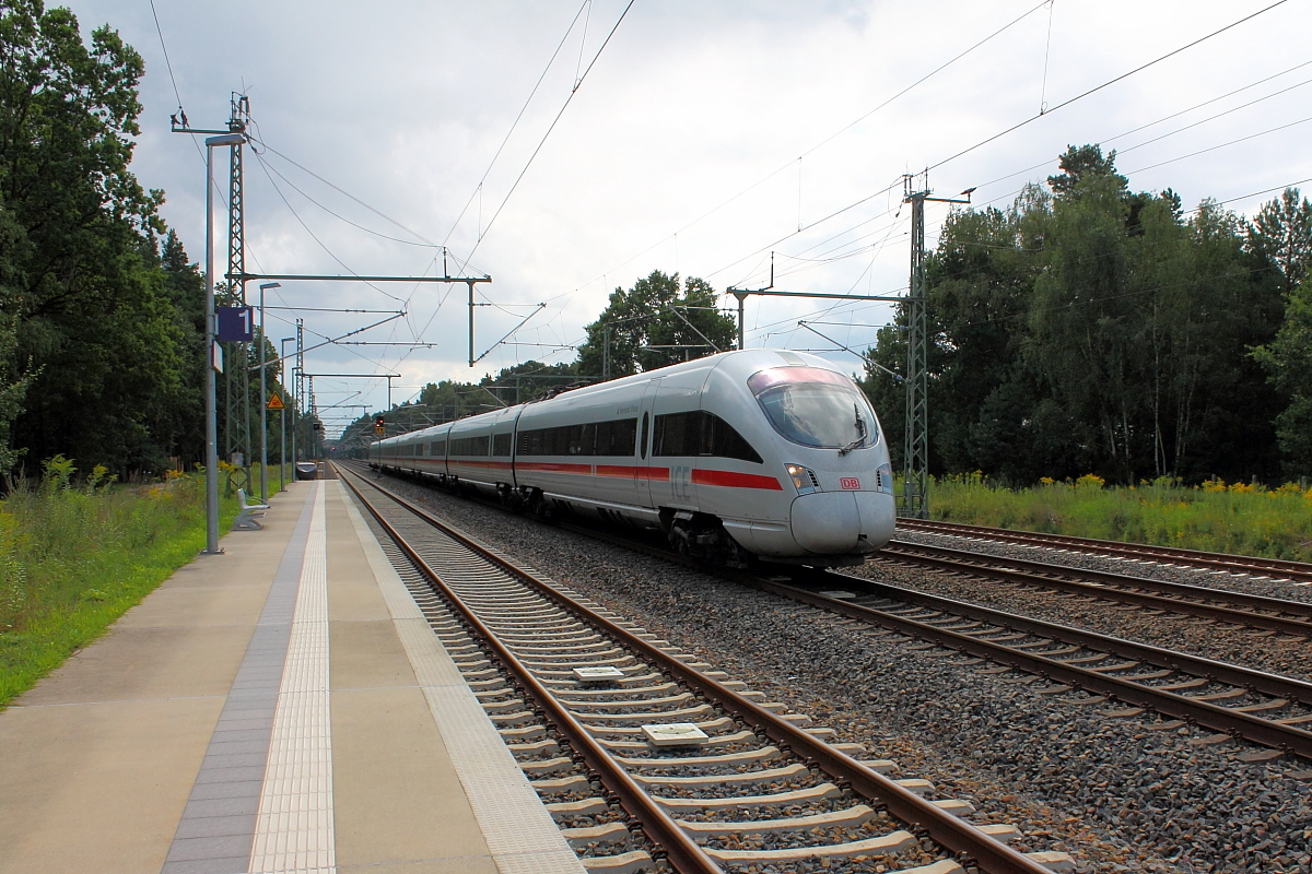 Die Folgen einer Streckensperrung Berlin-Hamburg am 20.08.2017.
Der Tz 1111 (411 011-0) Hansestadt Wismar als Umleiter bei der Fahrt nach Hamburg Hbf durch Nassenheide.
