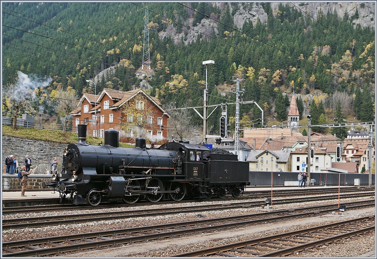 Die formschöne B 3/4 1367 schob den  Elefanten-Dampfzug  von Erstfeld nach Göschenen nach und stand somit im Schatten der beiden grossen Dampfloks. 
21. Okt. 2017