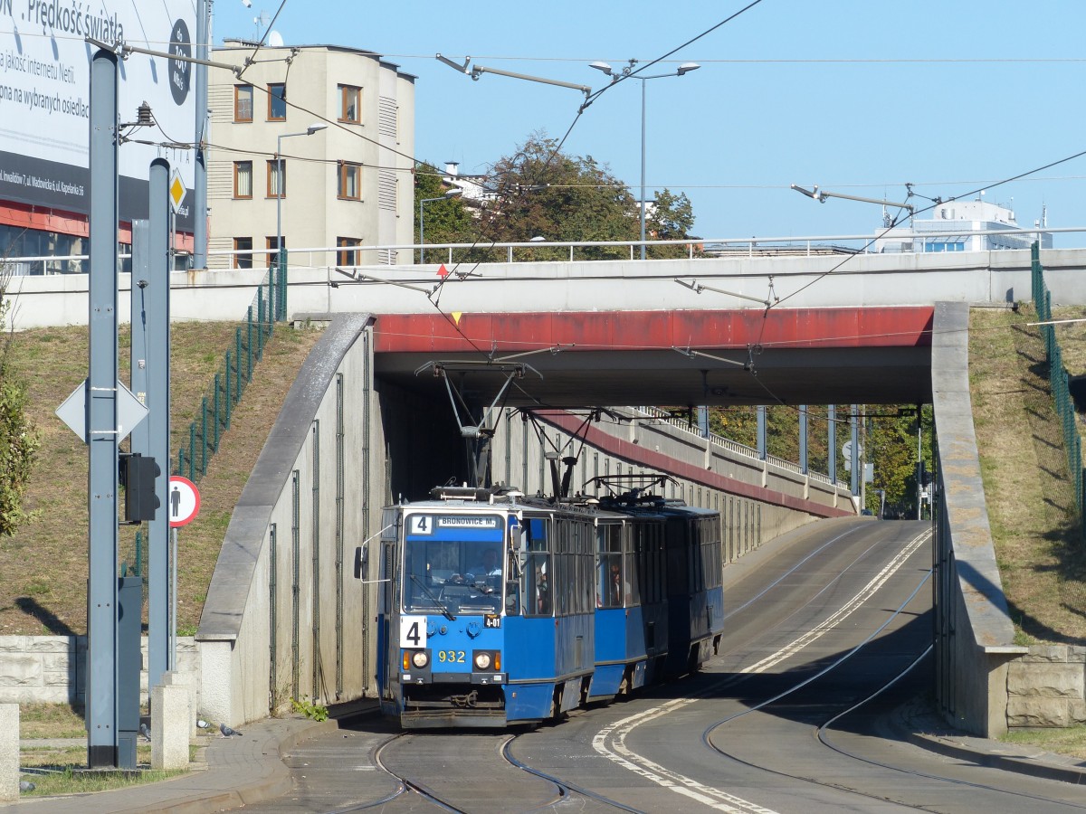 Die formschne Baureihe Konstal 105Na wird zu meiner Freude in Krakau weiterhin eingesetzt. Die bestens gepflegten Fahrzeuge fahren berwiegend in Dreiertraktion. Eine Tram der Linie 4 nach Bronowice fuhr am 7.9.2013 im Rondo Mogilskie ein. Grund genug, mir die Strecke mal anzusehen.