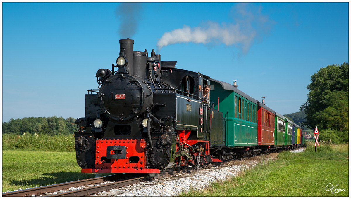 Die formschöne Dampflok 764 411R, fährt mit dem Flascherlzug von Preding nach Stainz.  Herbersdorf 29.06.2019
