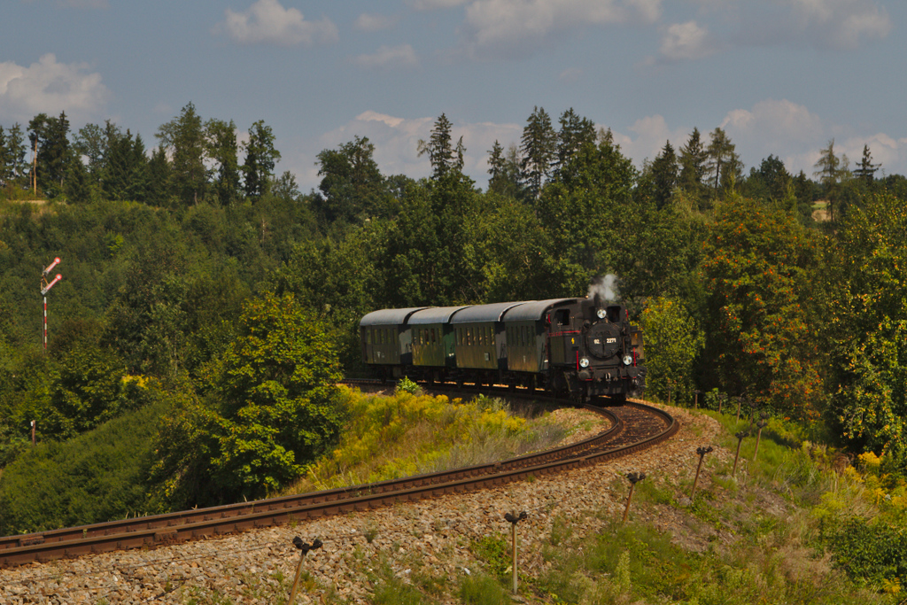 Die formschöne Dampflok 92.2271 des Martinsberger Lokalbahnvereins kurz nach dem mächtigen Viadukt in Zwettl. Im Hintergrund ist ein Formsignal zu erkennen. Nicht zu erkennen ist, dass der Zug in diesem Bild in den Bahnhof Zwettl zurückschiebt. (15.08.2013)