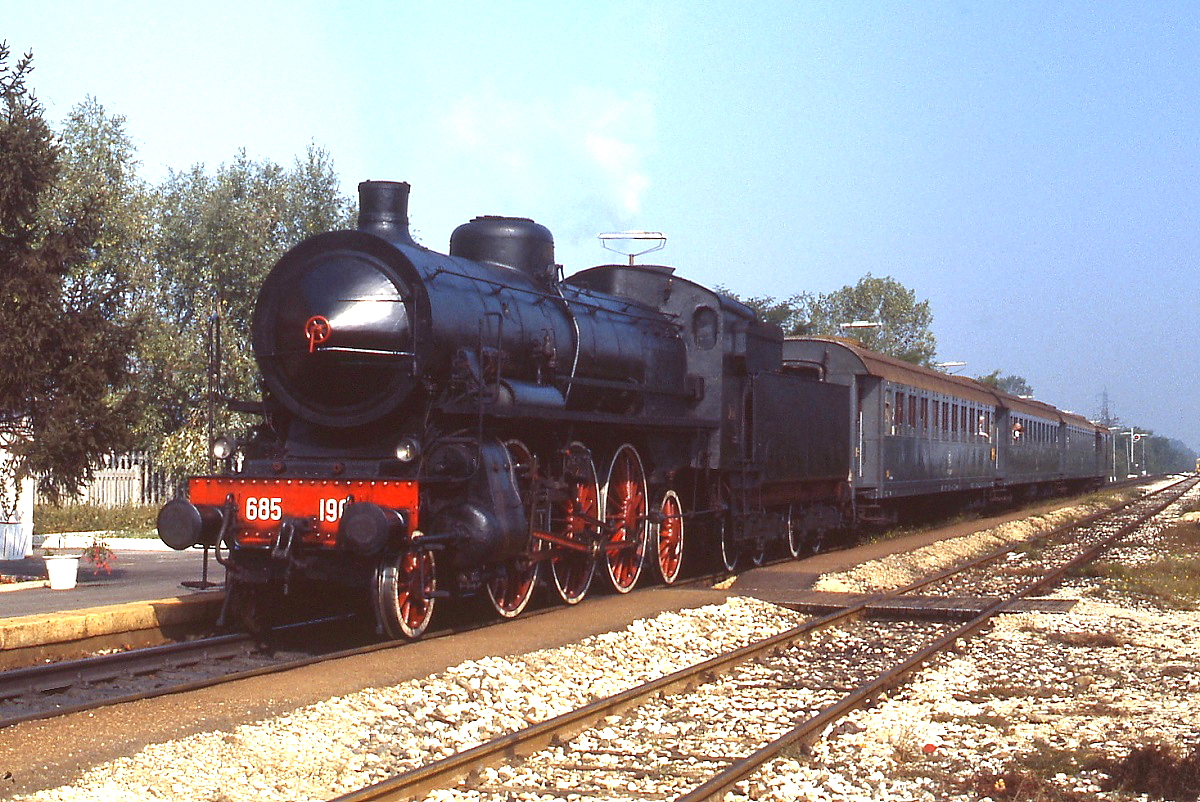 Die formschöne FS-Museumslokomotive 685.196 legt im September 1986 mit einem Sonderzug auf der Nebenbahn von Verona nach Modena einen Fotohalt ein