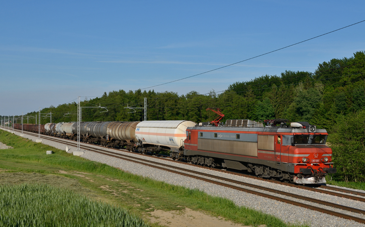 Die formschöne SZ 363 026 brachte am Abend des 28. Mai 2017 einen gemischten Güterzug von Maribor Tezno in Richtung Süden, und wurde von mir bei Črešnjevec fotografiert. 