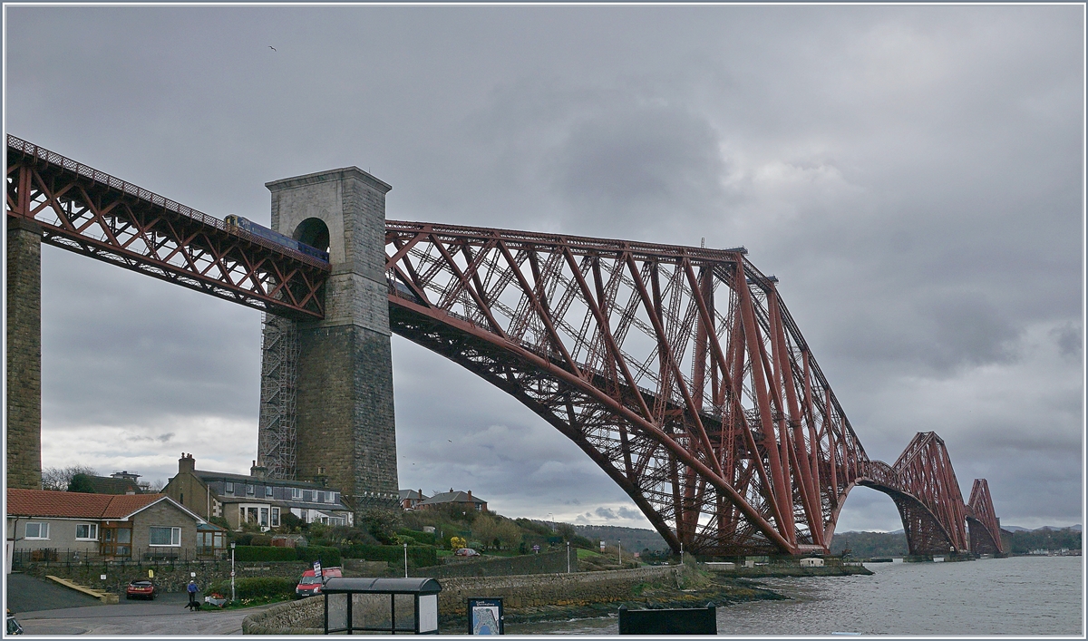 Die Forth Bridge von Nord Queensferry Nord gesehen, mit einem in Kürze in Nord Queensferry ankommenden Abellio ScotRail Dieseltriebwagen der Class 158. 

23 April 2018