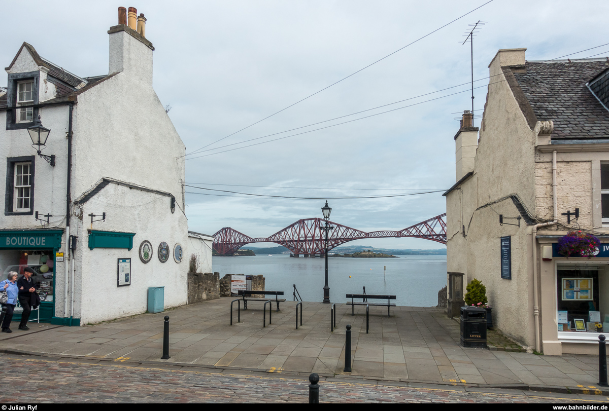 Die Forth Bridge von South Queensferry aus gesehen. 21. August 2017.