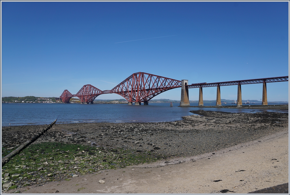 Die Forth Bridge über den Firth of Forth zwischen den Orten Dalmeny und North Queensferry Port na Banrighinn zeigt sich hier fast in ihrer gesamten Länge von 2523 Meter.
3. Mai 2017 