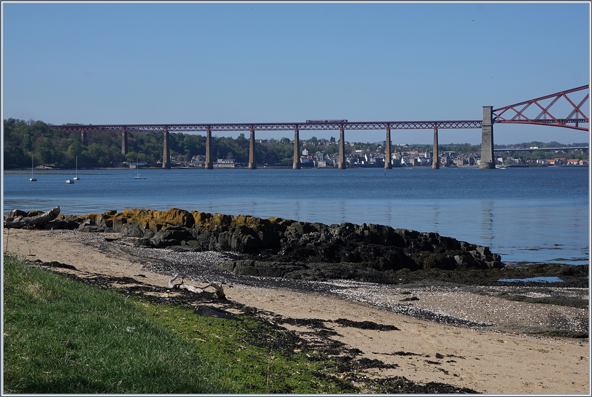 Die Forth Bridge zwischen Dalmeny  und Nord Queensferry (Port na Banrighinn), ein Traum von 1001 Fotomotiven; hier nun drei weitere Bilder der eindrücklichen Brücke: Von einem angenehmen Spazierweg von Dalmeny der Küste entlang Richtung Edingurgh aus gesehen, zeigt sich letzte südliche Abschnitt der Brücke eher unspektakulär. 
3. Mai 2017