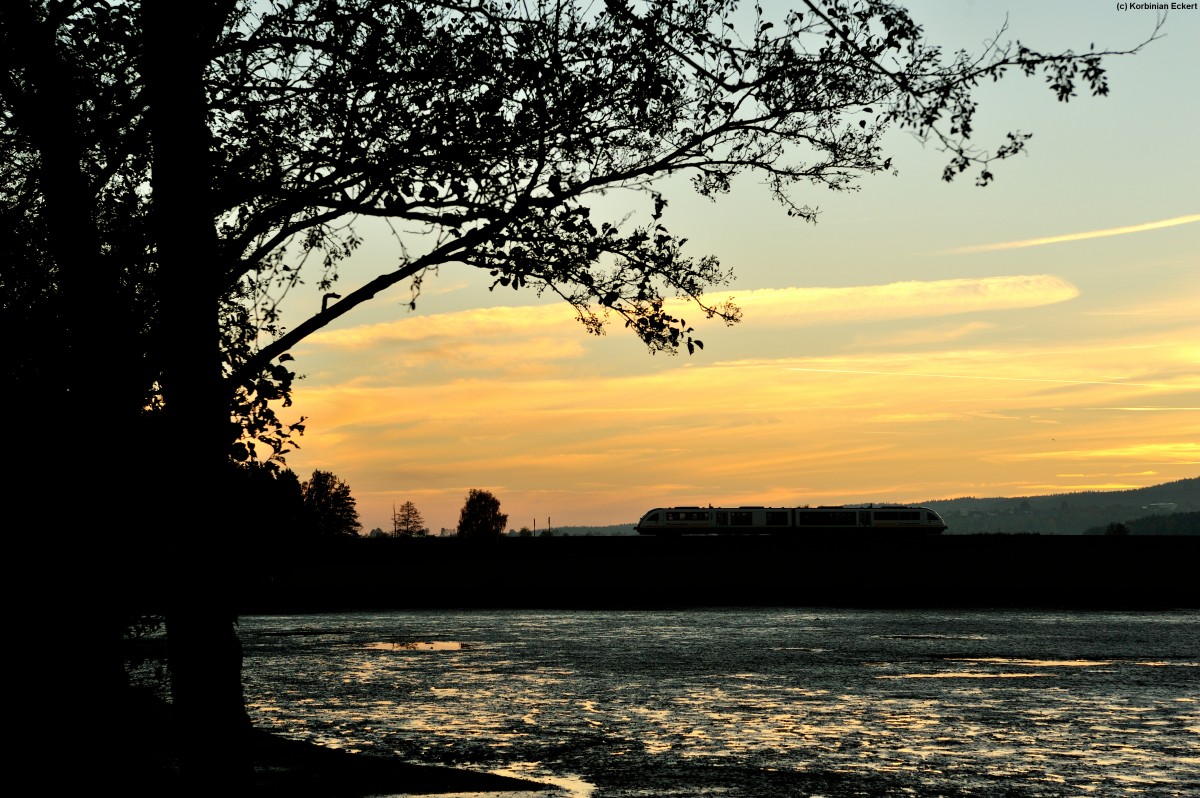 Die Fotostelle in Oberteich bietet einige Motive. Wenn der Mais im Herbst abgeerntet ist ergibt sich auch wieder die Möglichkeit Sonnenuntergang und Eisenbahn ins Bild zu packen:

VBG 74269 von Marktredwitz nach Schwandorf in der Abenddämmerung bei Oberteich, 01.11.2014