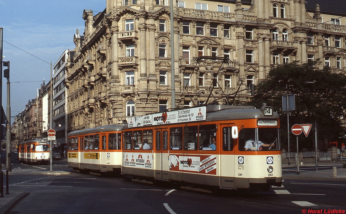Die Frankfurter Straßenbahn gehörte zu den letzten Betrieben in Westdeutschland, die noch Vierachser einsetzten, hier L-Tw 241 im Sommer 1986 auf der Linie 14 nach Fechenheim