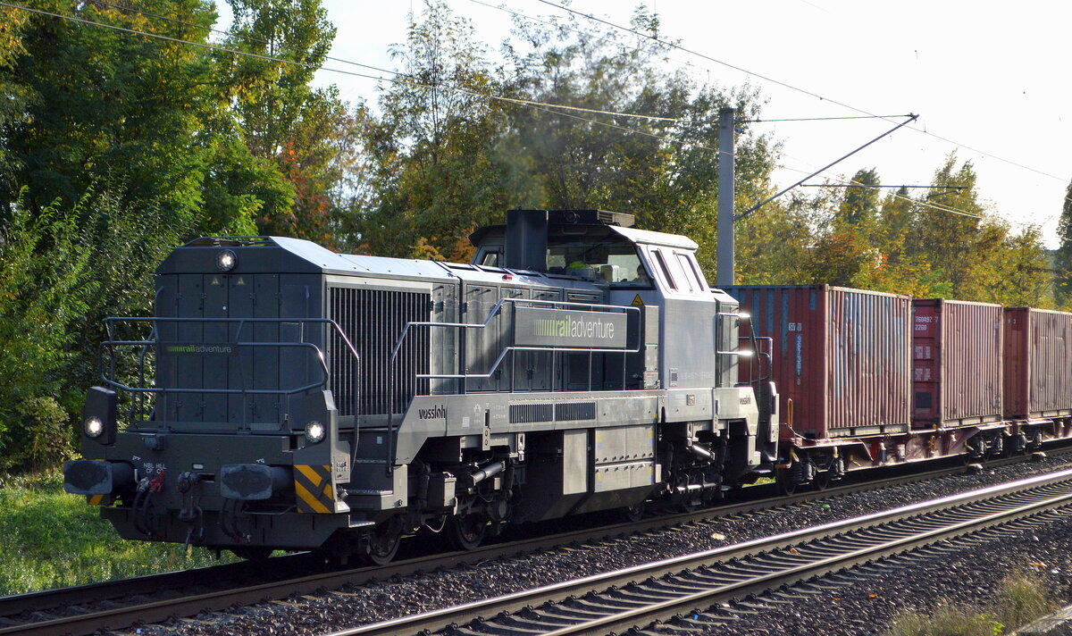 Die französische Railadventure Dieselok Typ DE 18 (NVR:  92 87 4185 011-1 F-RADVE ) mit einer langen Reihe firmeneigener Schutzwagen und interessanterweise am Ende des Zuges zwei schwarze MRCE 189ér, der  ES 64 F4-083  [NVR-Nummer: 91 80 6189 983-0 D-DISPO]  +   ES 64 F4-108  [NVR-Nummer: 91 80 6189 108-4 D-DISPO] beide einst SBB Cargo International AG am 27.10.22 Berlin Pankow.