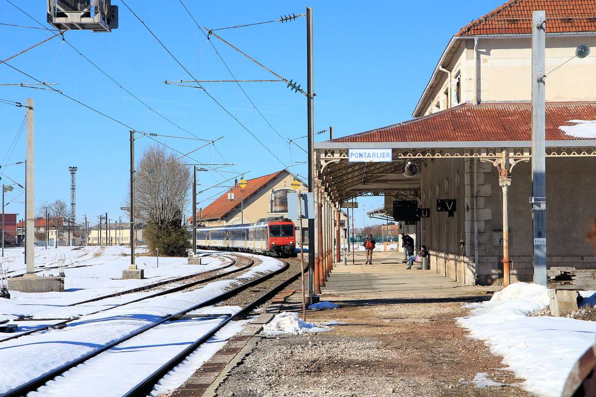 Die französische Strecke Les Verrières - Pontarlier - Frasne: Ein SBB-Pendelzug NPZ fährt in Pontarlier ein, von Frasne herkommend. 16.Februar 2019 