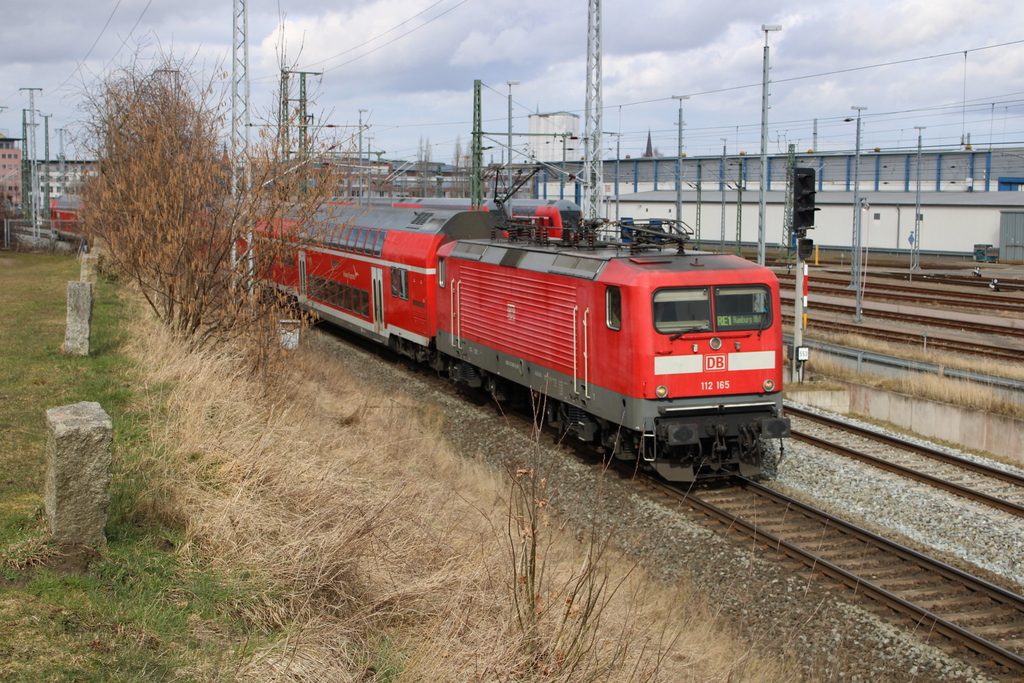 Die Freude war am 12.03.2021 beim Fotografen groß als 112 165 vor dem RE 4310 von Rostock Hbf nach Hamburg Hbf hing,hier bei der Ausfahrt gegen 13.09 Uhr hinter Rostock Hbf.